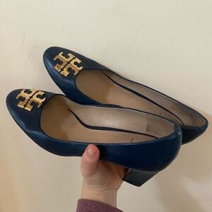 Tory Burch Navy Leather Block Heel Pumps Gold Logo Size 9M